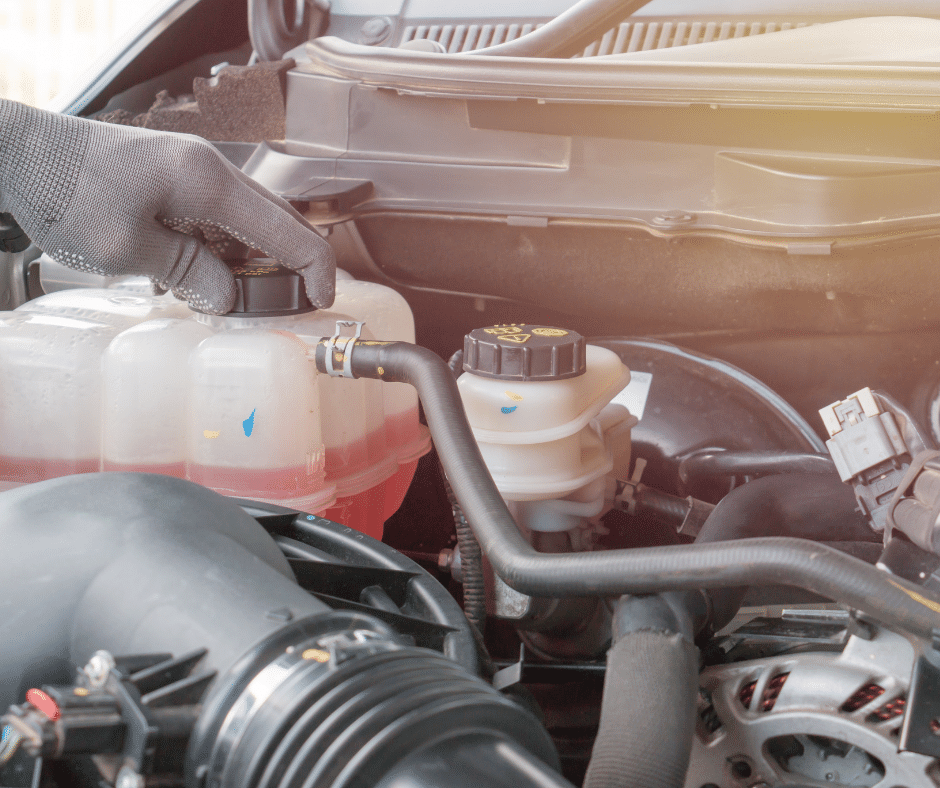 Comprueba el nivel del liquido refrigerante del motor de tu coche para que no se caliente en verano